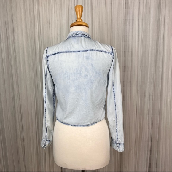 H&M Light Wash Distressed Cropped Denim Shirt – Size US 4 - Picture 3 of 5
